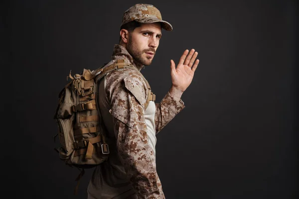 Homem Militar Masculino Confiante Acenando Mão Enquanto Posando Com Mochila — Fotografia de Stock