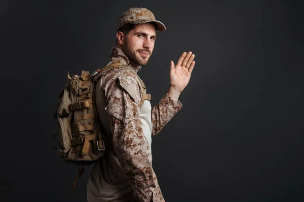 Agradável Homem Militar Masculino Acenando Mão Enquanto Posando Com Mochila — Fotografia de Stock