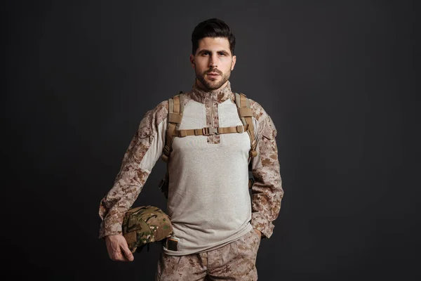 Självsäker Maskulin Militär Man Poserar Med Hjälm Isolerad Över Svart — Stockfoto