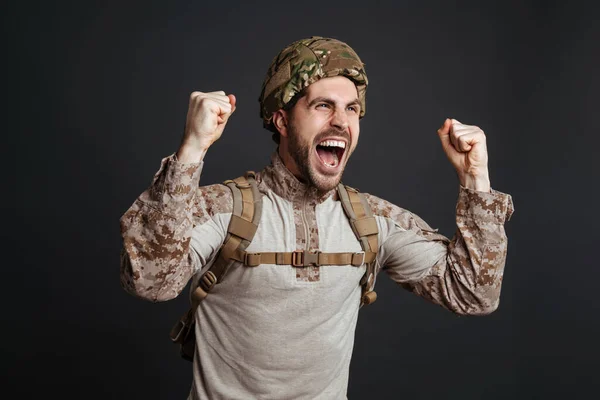 Homem Militar Animado Capacete Gritando Fazendo Gesto Vencedor Isolado Sobre — Fotografia de Stock