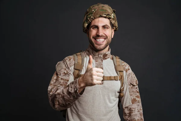 Homem Militar Feliz Usando Capacete Sorrindo Mostrando Polegar Para Cima — Fotografia de Stock