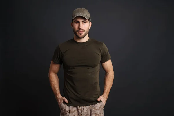 Fokuserad Maskulin Militär Man Poserar Med Händerna Fickorna Isolerade Över — Stockfoto