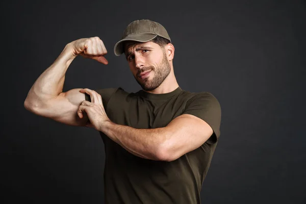 Sterke Gezonde Militaire Man Toont Biceps Geïsoleerd Zwarte Muur — Stockfoto