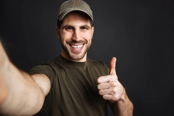 Šťastný Vojenský Muž Fotit Selfie Zatímco Ukazuje Palec Nahoru Izolované — Stock fotografie