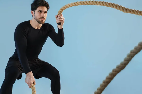 Beau Sportif Travaillant Avec Des Cordes Combat Isolées Sur Fond — Photo