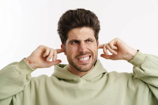 Genervter Gutaussehender Mann Sportbekleidung Verstopft Seine Ohren Isoliert Vor Weißem — Stockfoto