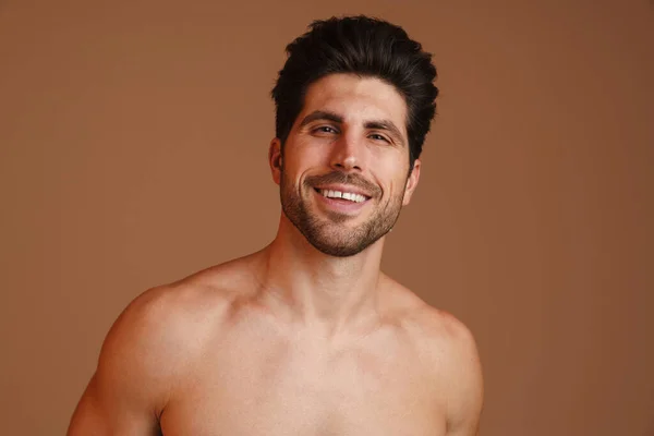 Feliz Hombre Semidesnudo Sonriendo Mirando Cámara Aislada Sobre Fondo Beige —  Fotos de Stock