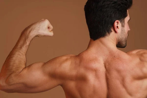 Hombre Atlético Sin Camisa Mostrando Sus Bíceps Cámara Aislada Sobre — Foto de Stock