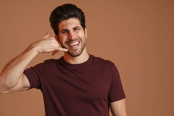 Hombre Masculino Feliz Sonriendo Mientras Muestra Gesto Teléfono Aislado Sobre —  Fotos de Stock