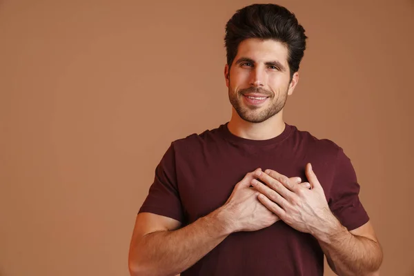 Homem Masculino Feliz Sorrindo Enquanto Segurando Mãos Seu Peito Isolado — Fotografia de Stock