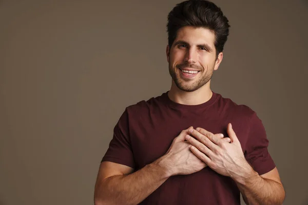 Felice Uomo Maschile Sorridente Mentre Tiene Mani Sul Petto Isolato — Foto Stock