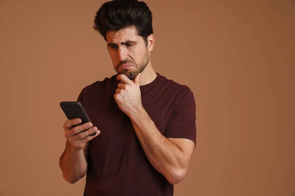 Brooding Mannelijke Man Met Behulp Van Mobiele Telefoon Terwijl Poseren — Stockfoto