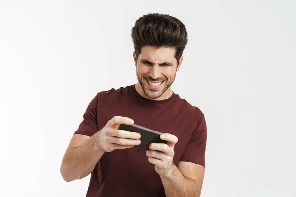 Gespannen Knappe Man Spelen Online Spel Mobiele Telefoon Geïsoleerd Witte — Stockfoto