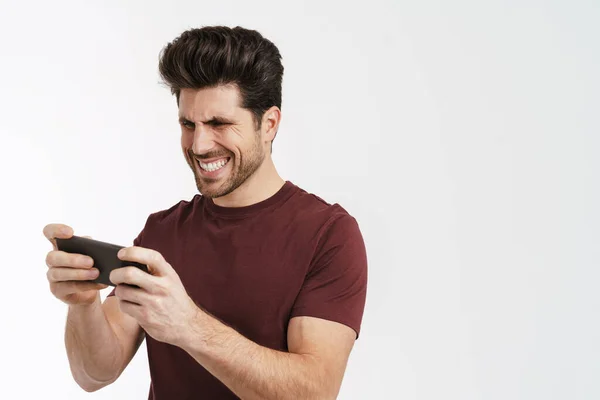 Gespannen Knappe Man Spelen Online Spel Mobiele Telefoon Geïsoleerd Witte — Stockfoto