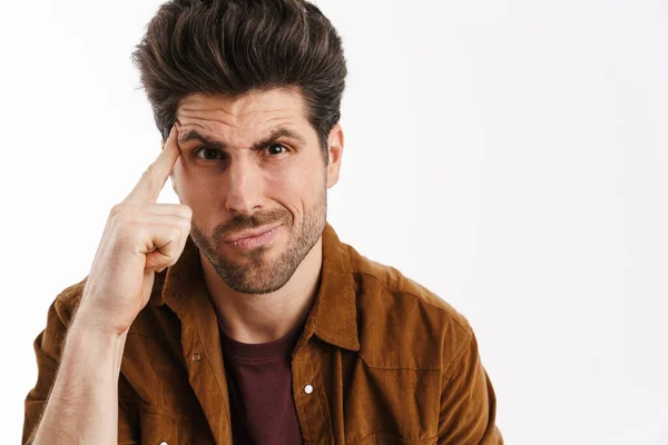 Brooding Jongeman Wijzende Vinger Naar Zijn Tempel Kijken Naar Camera — Stockfoto