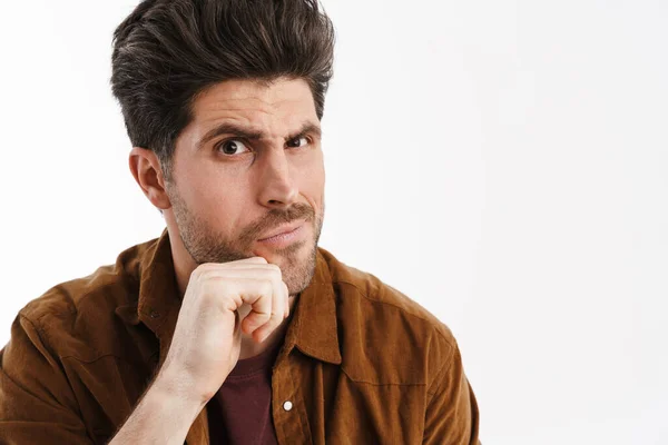 Brooding Jovem Homem Sem Barba Posando Olhando Para Câmera Isolada — Fotografia de Stock