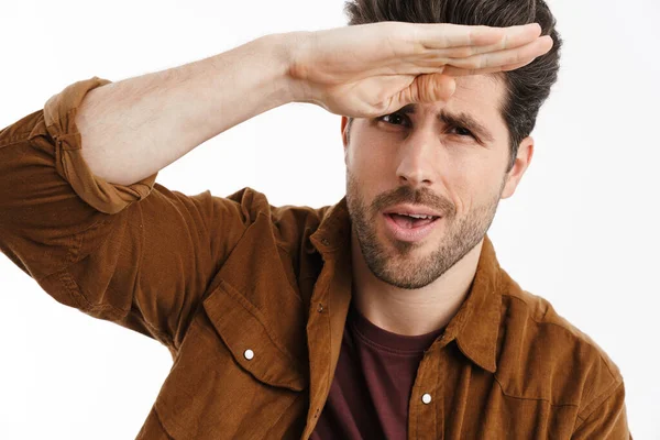 Verward Knappe Jonge Man Poseren Kijken Naar Camera Geïsoleerd Witte — Stockfoto