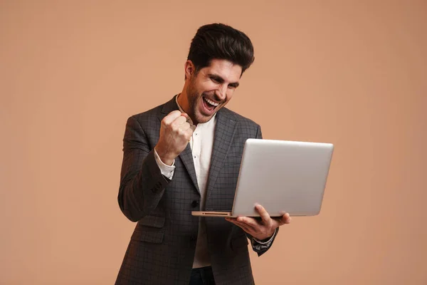 Homem Animado Fazendo Gesto Vencedor Enquanto Trabalhava Com Laptop Isolado — Fotografia de Stock