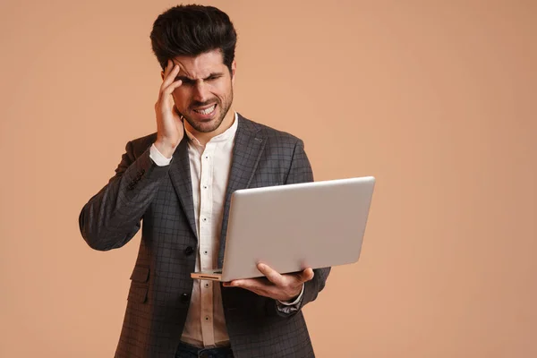 Hombre Guapo Disgustado Haciendo Muecas Mientras Trabajaba Con Ordenador Portátil —  Fotos de Stock