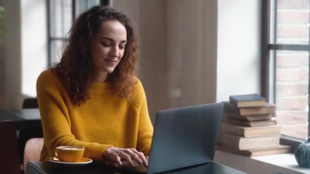 Uma Mulher Positiva Está Usando Seu Computador Portátil Enquanto Está — Vídeo de Stock