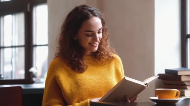 Een Mooie Vrouw Leest Een Boek Zittend Het Café — Stockvideo