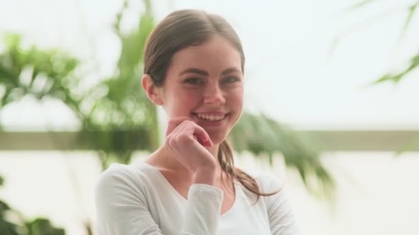 Vista Cerca Una Mujer Sonriente Tocándose Cara Con Mano Mientras — Vídeos de Stock