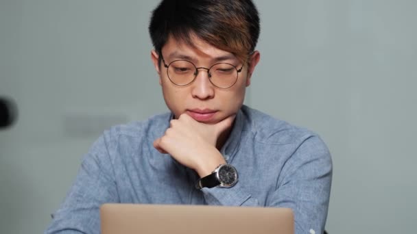 Den Självsäkra Kinesiska Mannen Sitter Framför Laptop Kontoret — Stockvideo