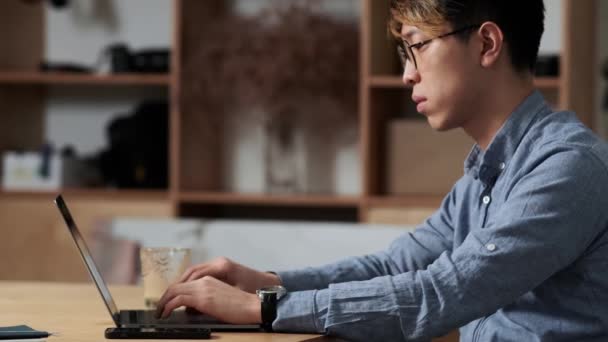 Die Seitenansicht Eines Chinesen Der Büro Etwas Auf Dem Laptop — Stockvideo