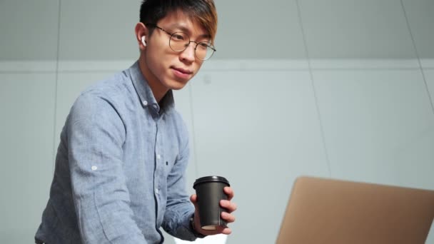 Close View Chinese Man Cup His Hands Looking Laptop Desk — Stock video