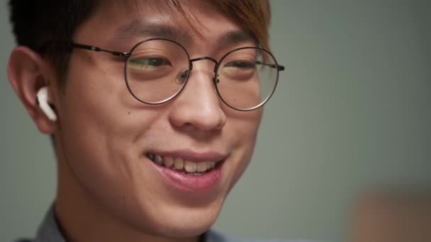 Close Shot Happy Chinese Man Headphones Eyeglasses Sitting Office — Stock video