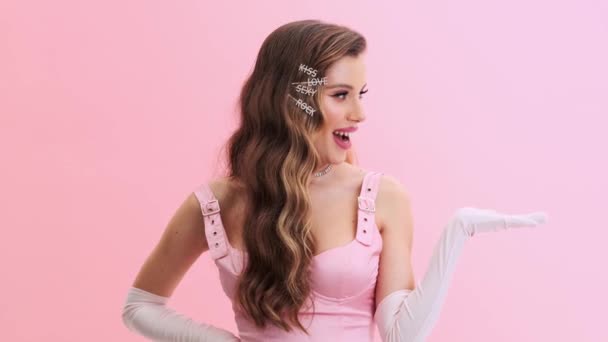 Здивована Молода Жінка Розкішній Вечірній Рожевій Сукні Рукавичками Шпильками Показує — стокове відео