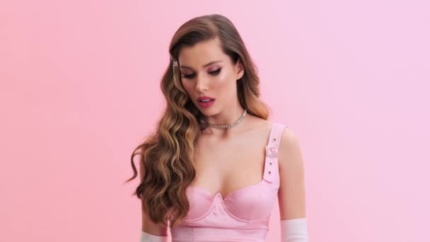 Een Mooie Jonge Vrouw Draagt Prachtige Avond Roze Jurk Met — Stockvideo