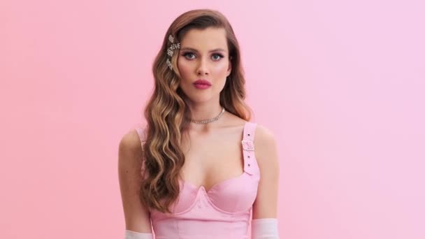 Una Joven Ofendida Decepcionada Usando Precioso Vestido Rosa Noche Con — Vídeos de Stock