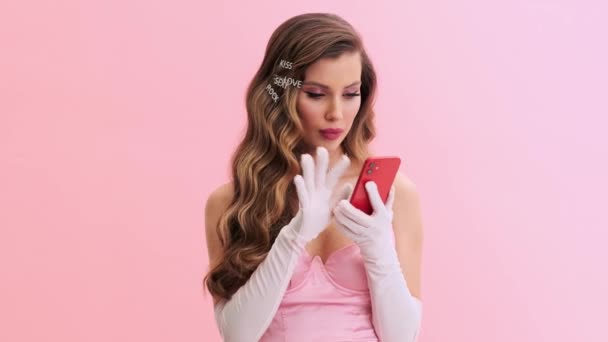 드레스를 스튜디오의 분홍색 고립된 휴대폰을 사용하고 있습니다 — 비디오
