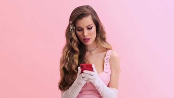 Uma Jovem Descontente Vestindo Lindo Vestido Rosa Noite Com Luvas — Vídeo de Stock