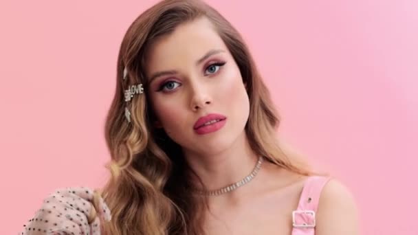 Displeased Young Woman Wearing Gorgeous Evening Pink Dress Gloves Hairpins — ストック動画