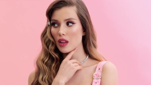 Uma Jovem Mulher Positiva Vestindo Lindo Vestido Rosa Noite Com — Vídeo de Stock