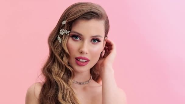 Gorgeous Young Woman Wearing Gorgeous Evening Pink Dress Gloves Hairpins — Video