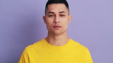 Mor stüdyoda dikilirken bağıran ve kafasını tutan adam kesinlikle şaşırdı.