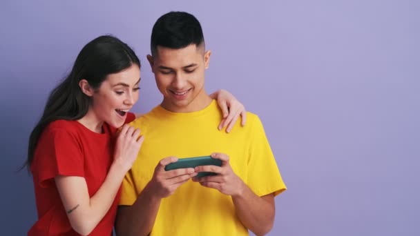 Las Mujeres Sonrientes Inclinan Hacia Novio Que Sostiene Teléfono Sus — Vídeo de stock