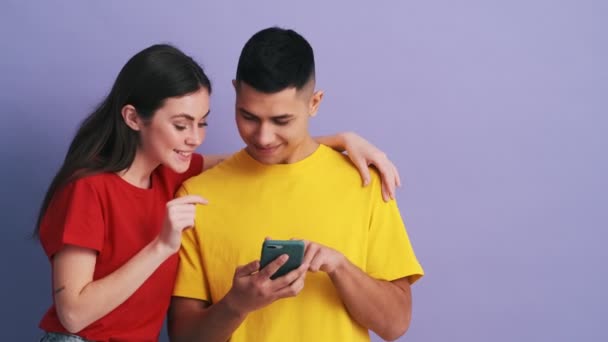 Емоційна Пара Вибирає Покупки Телефону Перевертається Через Стрічку Стоячи Фіолетовій — стокове відео