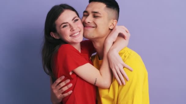 Feliz Pareja Besándose Sonriendo Mientras Está Pie Estudio Púrpura — Vídeo de stock