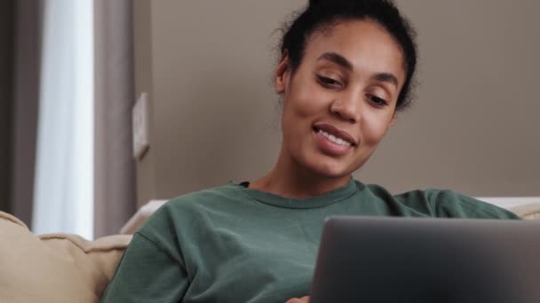Przycięty Widok Pozytywnej Afrykańskiej Kobiety Korzysta Laptopa Siedząc Kanapie Domu — Wideo stockowe