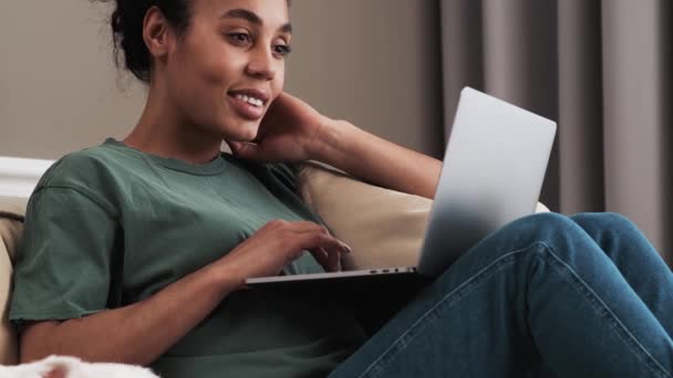 Eine Beschnittene Ansicht Einer Positiven Afroamerikanerin Benutzt Ihren Laptop Während — Stockvideo