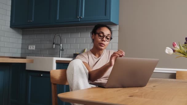 Positive African American Woman Working Using Her Laptop Sitting Kitchen — ストック動画