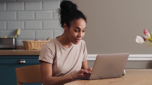 Een Mooie Afro Amerikaanse Vrouw Typt Thuis Haar Laptop — Stockvideo