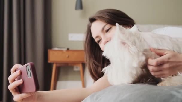 Una Ragazza Positiva Sta Scattando Selfie Foto Con Suo Cane — Video Stock