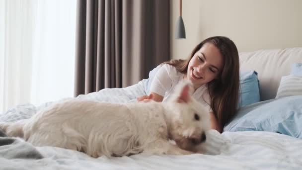 Ein Hübsches Mädchen Spielt Mit Ihrem Hund Während Sie Hause — Stockvideo