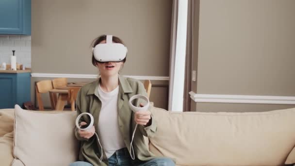 Eine Zufriedene Junge Frau Mit Virtual Reality Headset Oder Brille — Stockvideo
