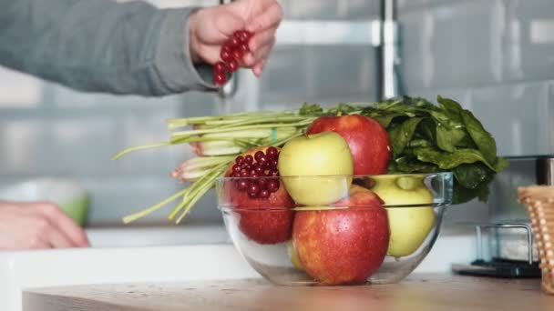 Primo Piano Piatto Trasparente Con Mele Spinaci Piedi Vicino Lavello — Video Stock